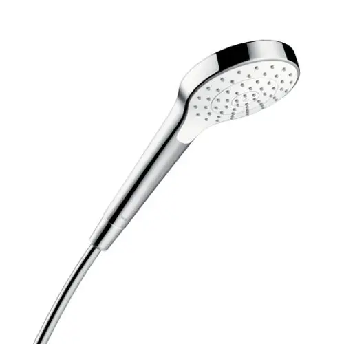 Hansgrohe Handbrause in chromfarbener Ausführung mit einem runden Kopf und sichtbaren Düsen. Der Schlauch ist flexibel und verbindet die Brause mit der Wasserquelle.